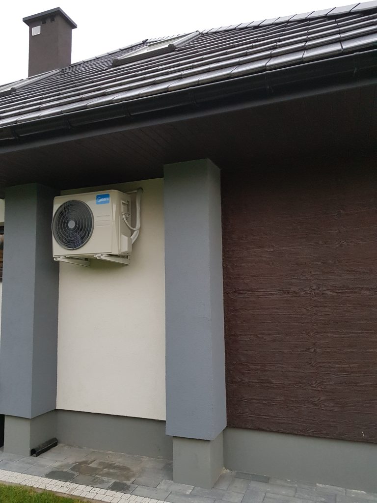 Montaż zewnętrznego klimatyzatora na ścianie domu
