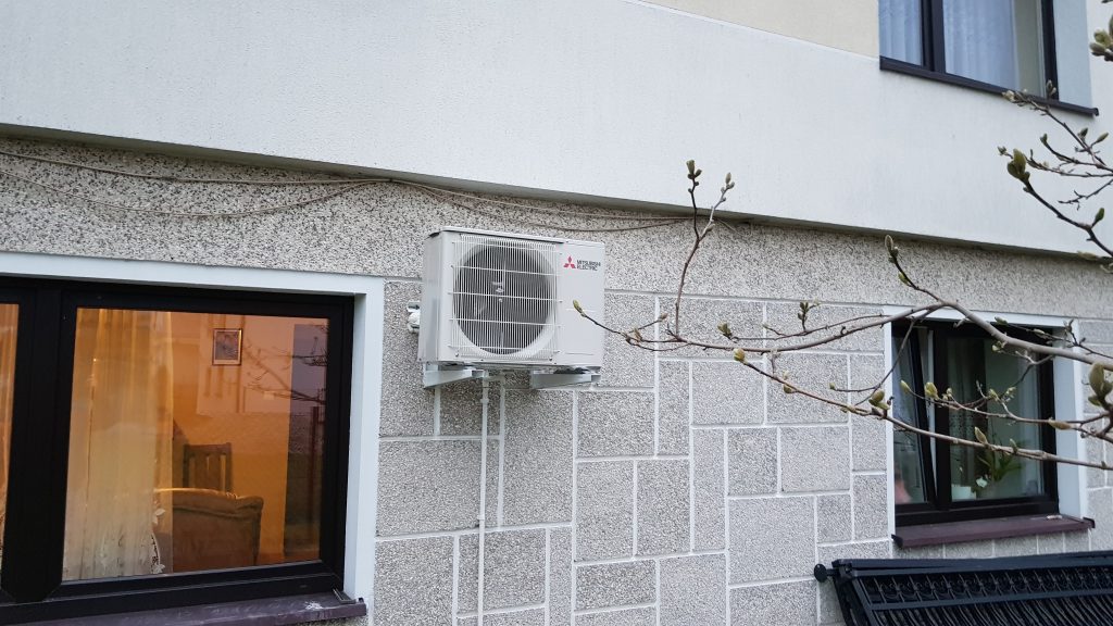 Zewnętrzny montaż klimatyzatora na ścianie w Brzesku