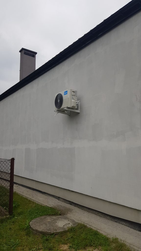 Montaż klimatyzacji na elewacji budynku w Brzesku