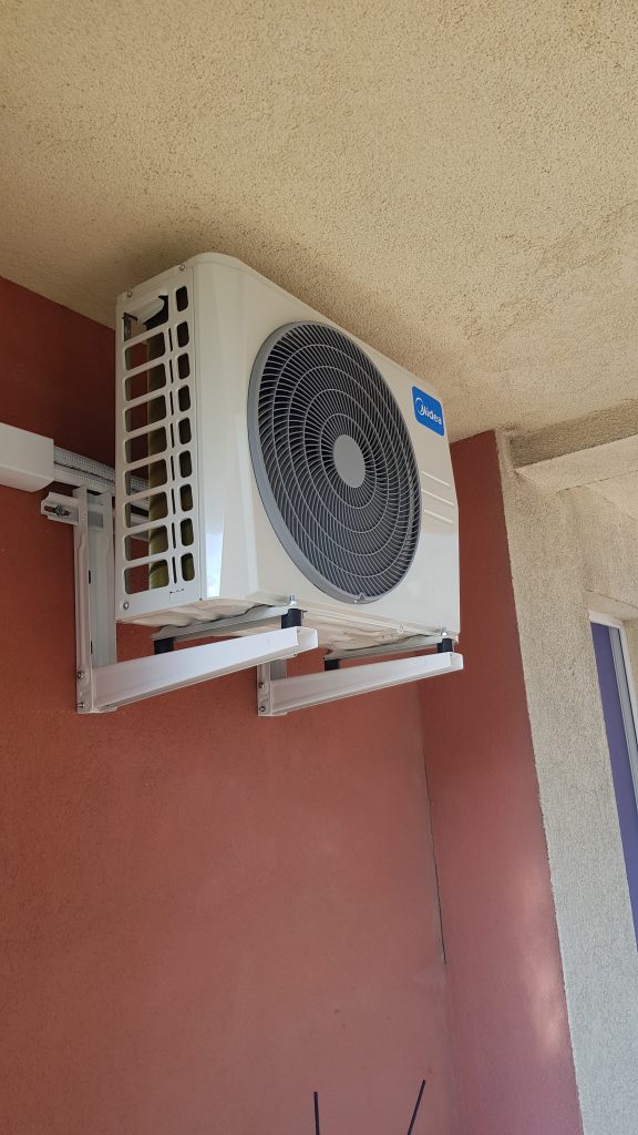 Montaż zewnętrznego klimatyzatora na elewacji budynku