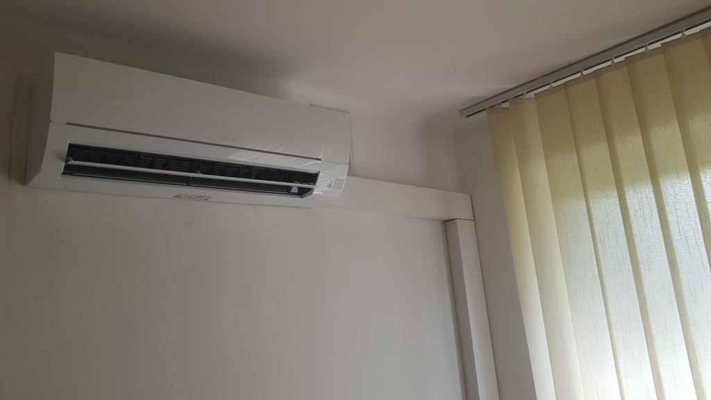 Montaż wewnętrznego klimatyzatora na ścianie