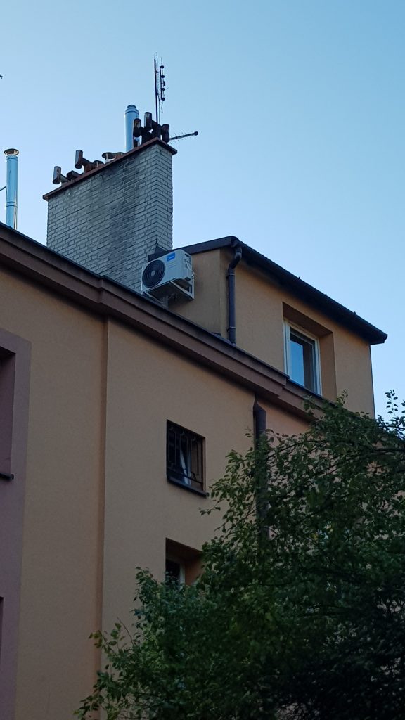 Bochnia - montaż zewnętrznego klimatyzatora na dachu budynku