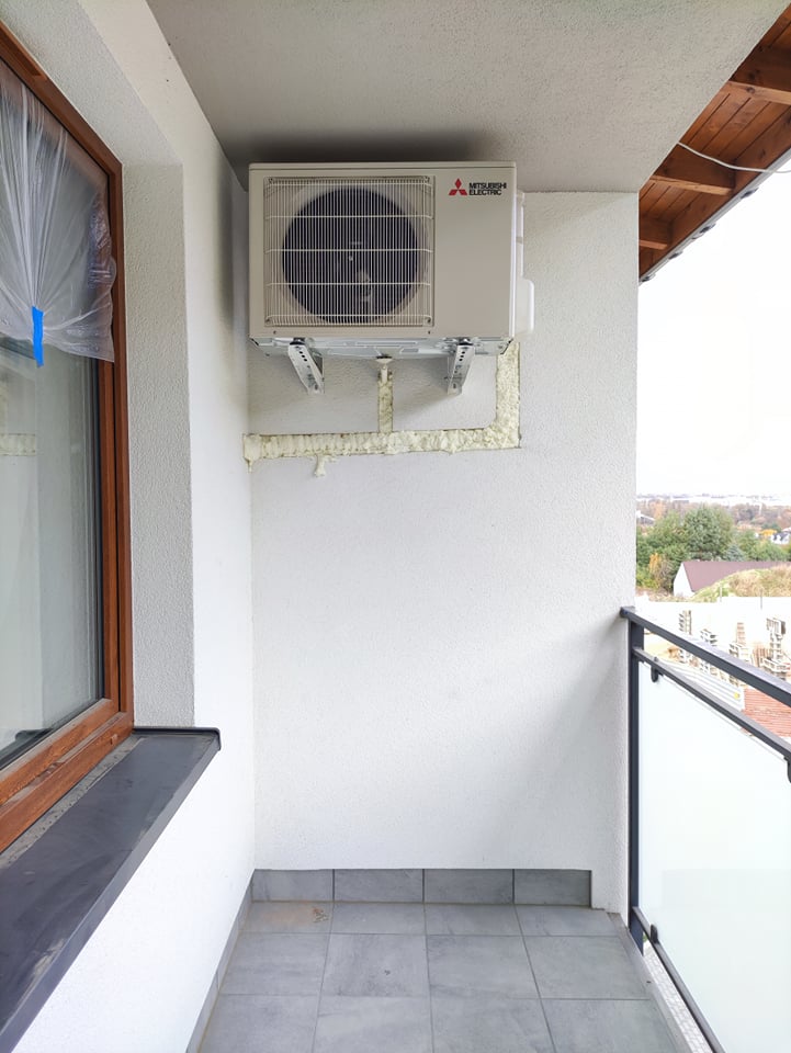 Montaż zewnętrznego klimatyzatora na balkonie w Bochni