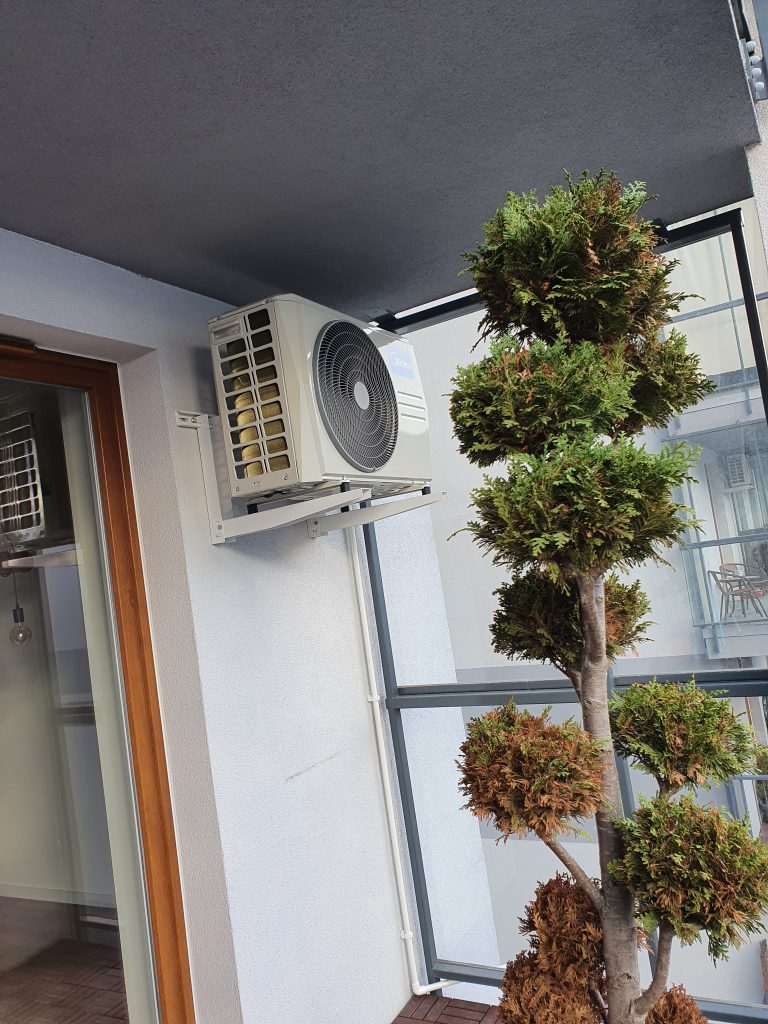 Zewnętrzny montaż klimatyzatora na balkonie