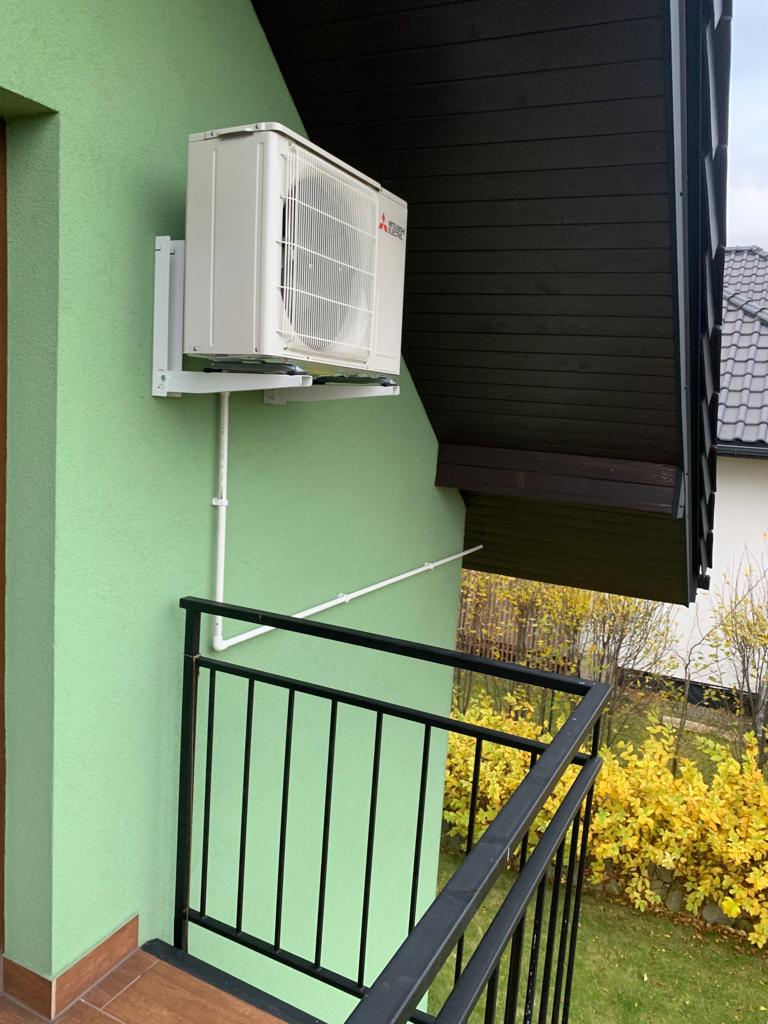Montaż zewnętrznego klimatyzatora na elewacji domu w Bochni