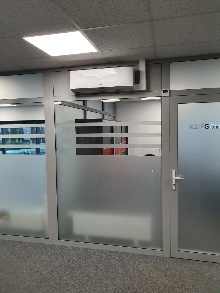 Instalacja klimatyzatora na ścianie biurowca - Brzesko
