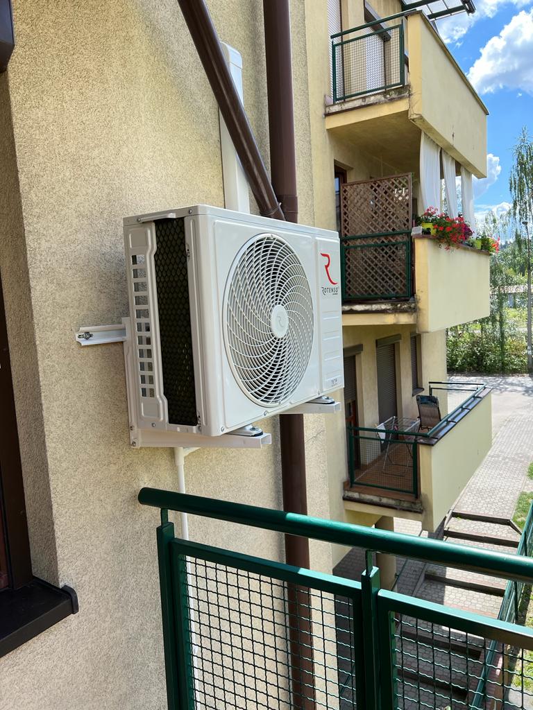 Instalacja systemu klimatyzacji na elewacji