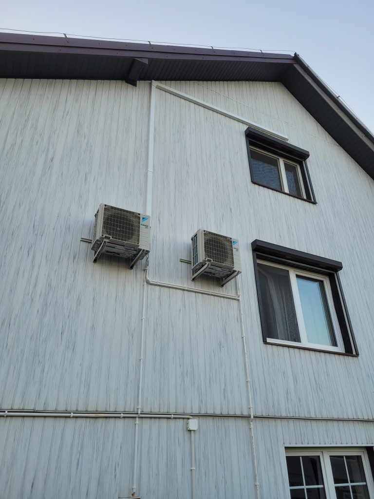 Instalacja klimatyzatorów na elewacji domu w Limanowej