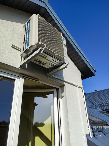 Zewnętrzny montaż klimatyzatora na elewacji domu w Nowym Sączu