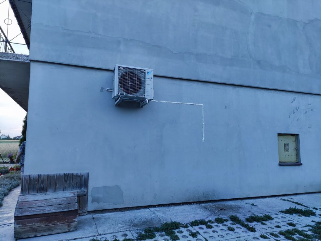Montaż klimatyzacji na elewacji budynku