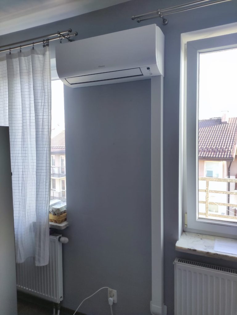 Wewnętrzny montaż klimatyzacji na ścianie
