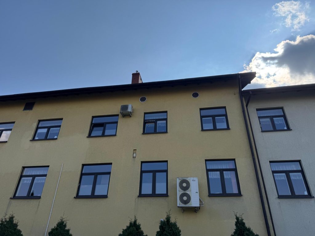 Montaż klimatyzatora na elewacji