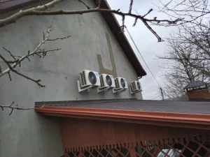 Instalacja zewnętrznych klimatyzatorów na elewacji