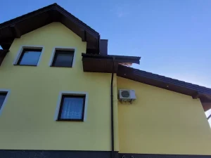 Ścienny montaż klimatyzatora na elewacji domu w Brzesku