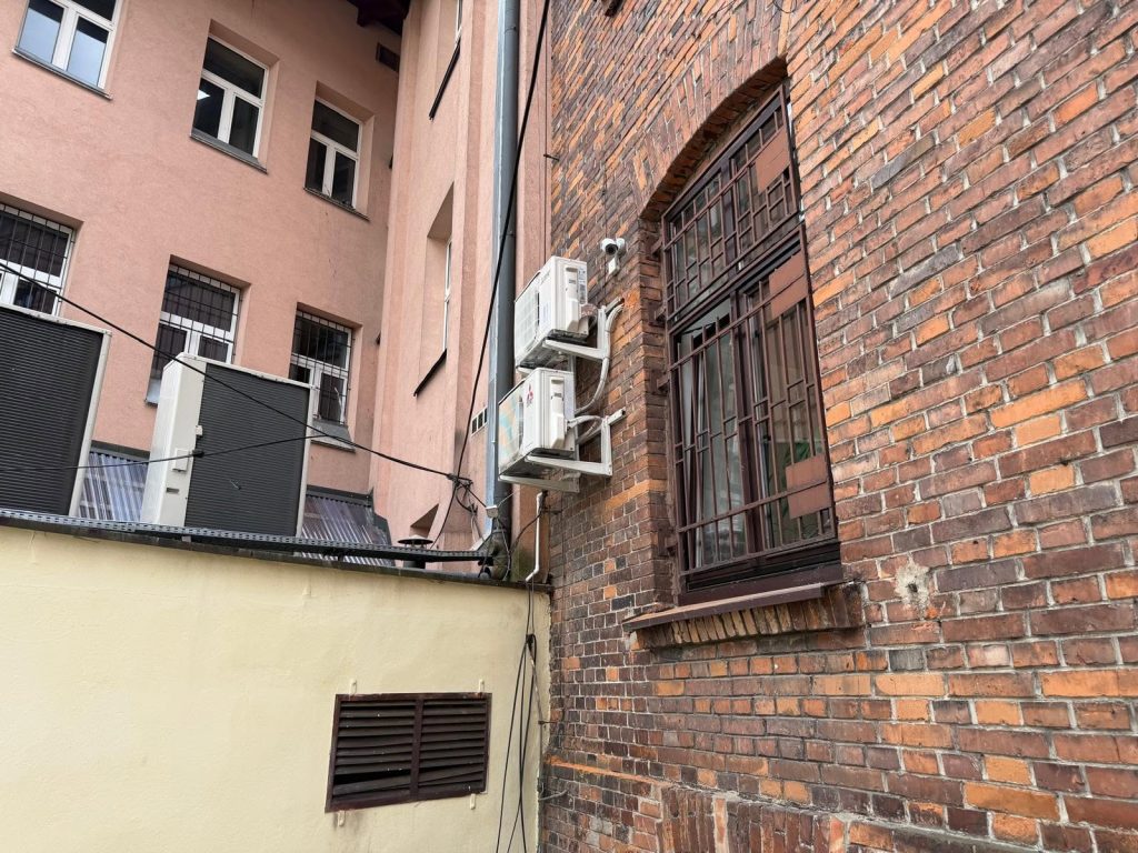 Montaż urządzeń klimatyzacji na elewacji - Brzesko