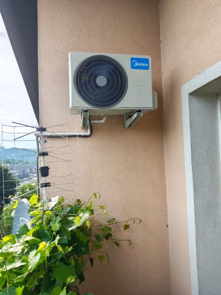 Instalacja zewnętrznego klimatyzatora na elewacji
