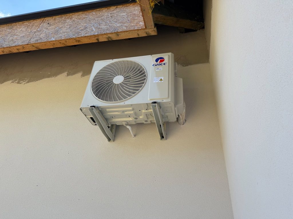 Jednostka zewnętrzna klimatyzacji zamontowana na elewacji